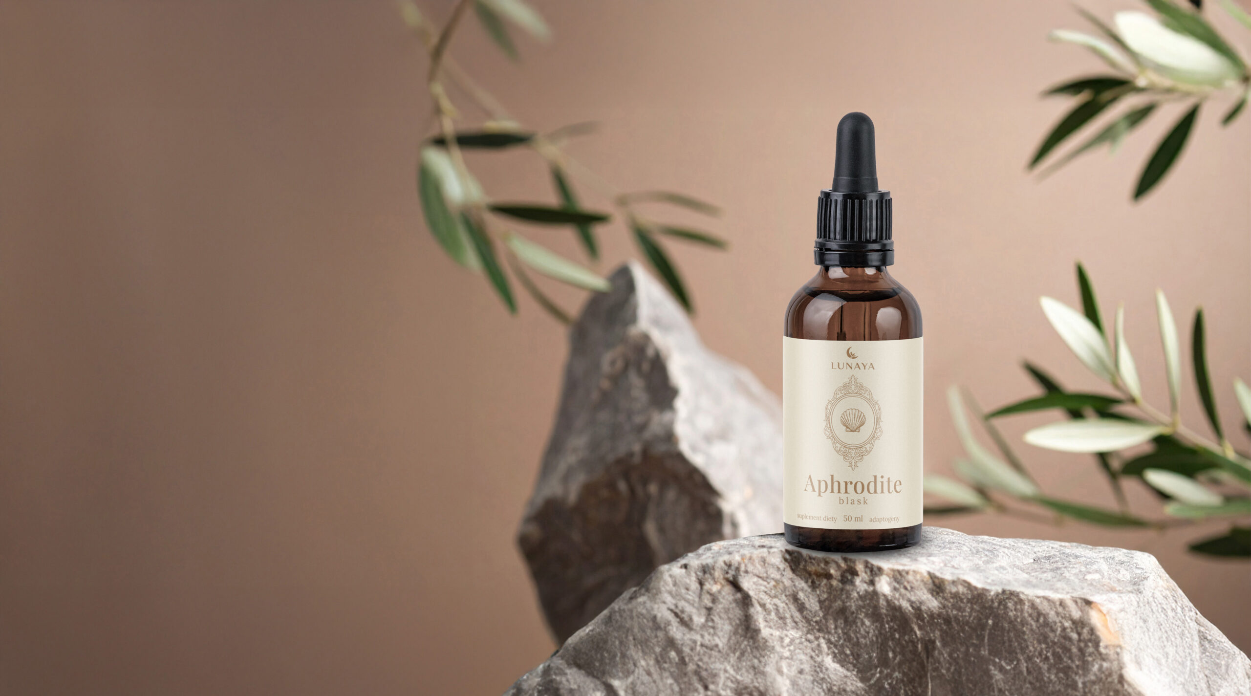 Butelka eliksiru Aphrodite Lunaya na tle naturalnych składników – suplement na promienną cerę i zdrowe włosy.